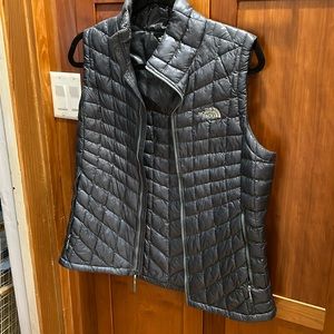 Women’s north face gray vest in excellent condition worn once or twice